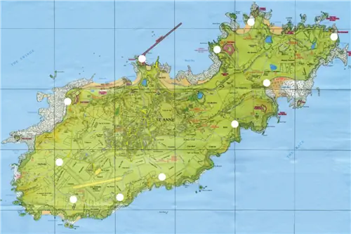Каждая белая точка указывает на местонахождение камня Олдерни, созданного Энди Голдсуорти.