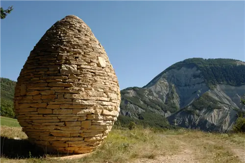 Голдсуорти объединяет природу, физический опыт и искусство, распределяя Стражей по местности, до которой можно добраться только пешком.
