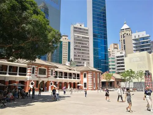 В комплексе проходят художественные выставки и спектакли.