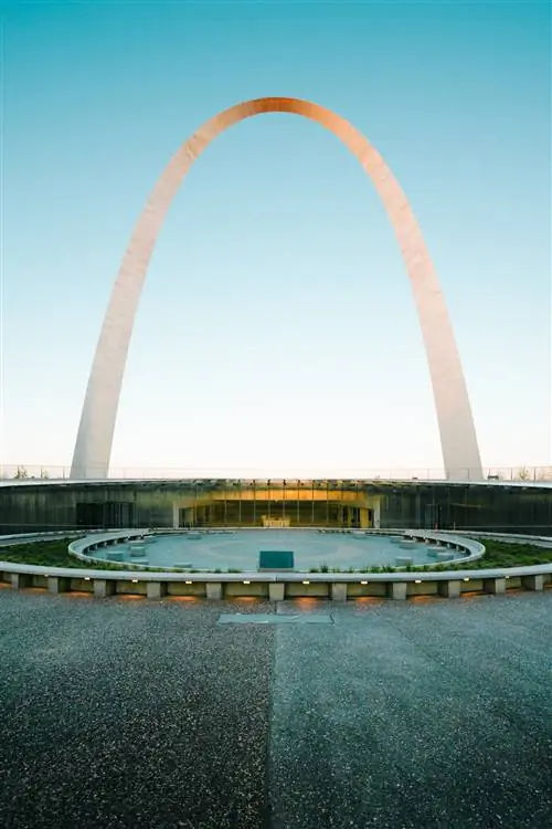 Вход в новый музей в национальном парке Gateway Arch.