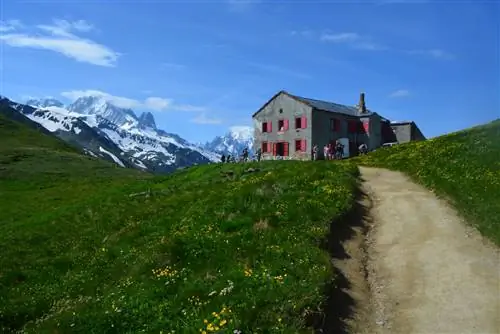 Убежища высоко в Альпах позволяют путешественникам спать под крышами, есть горячую пищу и встречаться с другими путешественниками во время похода.
