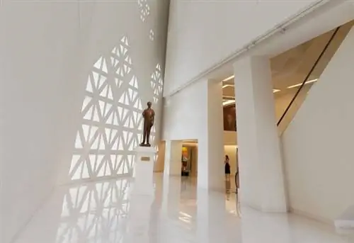 Вестибюль со статуей профессора Слипы Бхирасри, Коррадо Ферочи, MOCA Бангкок, Музей современного искусства, Чатучак, Бангкок, Таиланд