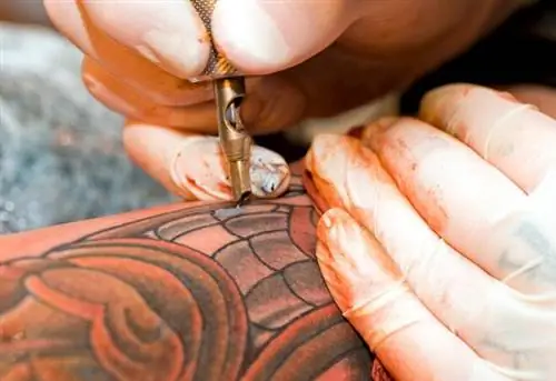 татуировщик в тату салоне