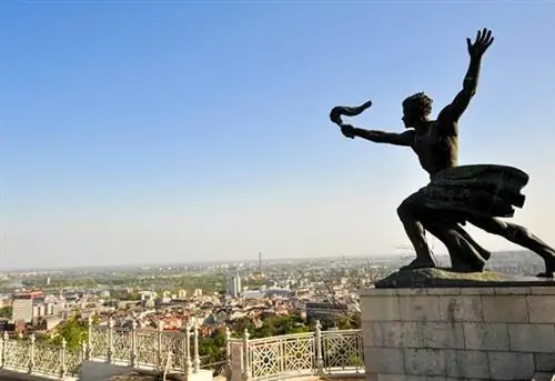 Статуя факелоносца у мемориала независимости, Цитадель, холм Геллерт, Будапешт, Венгрия.