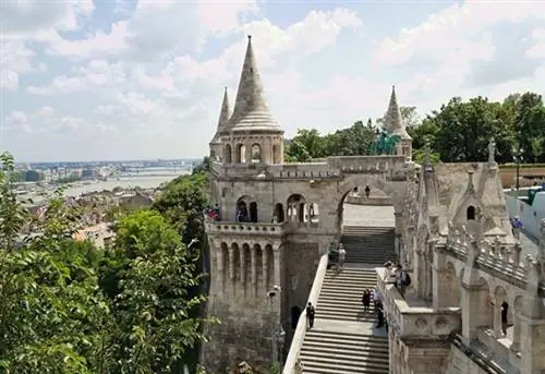 Эуртопа, Унгарн, Будапешт, Фишер Бастай. Eines der Wahrzeichen der Stadt., Венгрия, Рыбацкий бастион. Одна из достопримечательностей города.