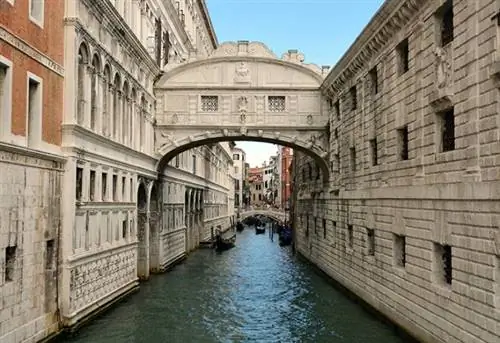 Мост Вздохов между Дворцом Дожей и тюрьмой Prigioni Nuove в Венеции в Италии - Ponte dei Sospiri. Внимание: только для редакционного использования. Не для рекламы или другого коммерческого использования!.