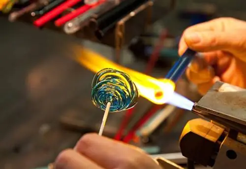 Ученица, изготавливающая стеклянные бусины, школа стекла Abate Zanetti, остров Мурано, Венеция, Венето, Италия, Европа