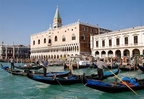 Гондолы перед Палаццо Дукале ди Венеция, Дворец дожей, Венеция, Италия, Европа