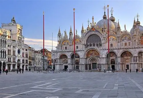 Пьяцца Сан-Марко с башней с часами и базиликой Святого Марка, Венеция, Италия