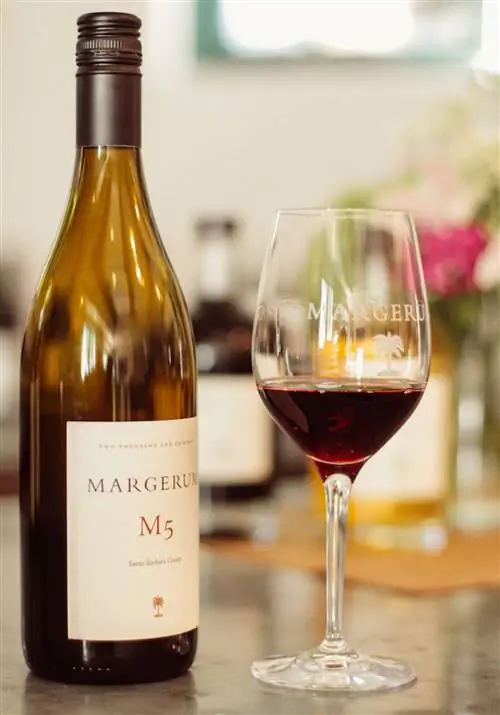 M5 от Margerum Wines представляет собой богатую смесь гренаша, сиры и других красных сортов с нотками сушеной вишни и сбалансированными танинами.