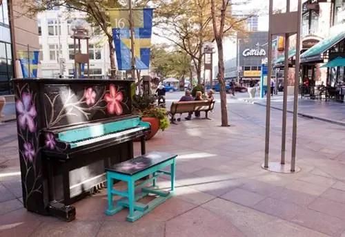 Раскрашенное пианино в торговом центре 16th Street в центре Денвера, штат Колорадо, в рамках программы паблик-арта «Ваши ключи от города».