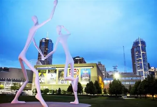 Денвер, Колорадо - скульптура «Танцоры» работы Джонатана Борофски в Денверском комплексе исполнительских искусств.