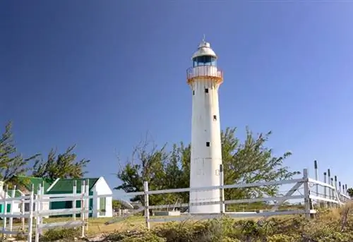 Теркс и Кайкос, остров Гранд-Терк, северо-восточная точка: вид на маяк Гранд-Терк