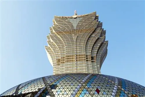 Robuchon au Dôme расположен на вершине отеля Grand Lisboa в Макао.