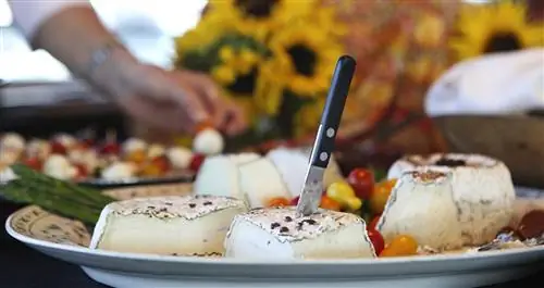 Сыр на тарелке с ножом в нем