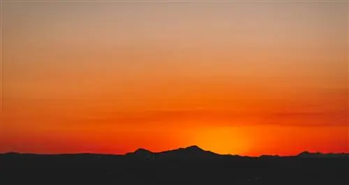 Силуэт гор вдалеке на закате.