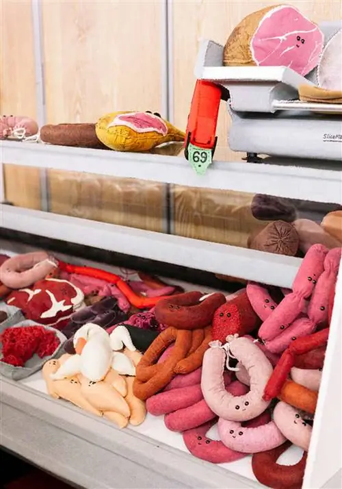 «Sparrow Mart» - пятая масштабная инсталляция художницы и ее дебют на Западном побережье.
