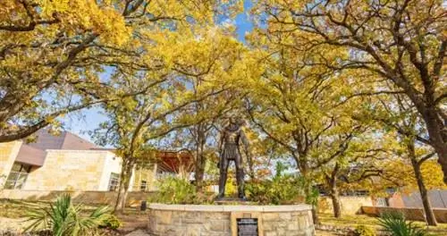 Узнайте об истории коренных народов США в Культурном центре Чикасо.