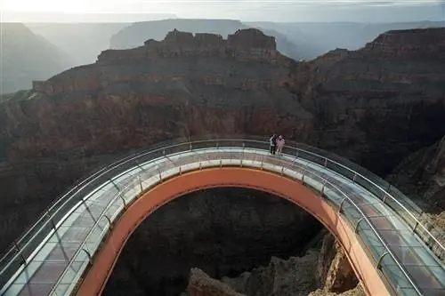 Бороться с головокружением на Гранд-Каньоне Skywalk, мосту со стеклянным дном на высоте 4000 футов над каньоном.