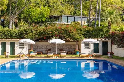 Бассейн в окружении садов в Quinta de Casa Branca