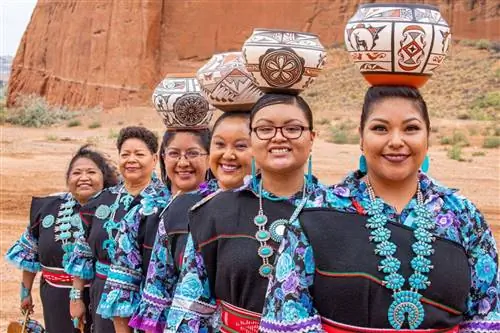 Тема церемонии в этом году - One World Beat, призванная прославить песни и танцевальные традиции культур коренных народов по всему миру.