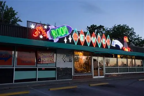 Обслуживание номеров специализируется на продаже винтажной мебели, но продает и широкий выбор безделушек.