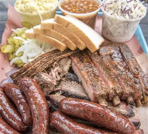 Аарон Франклин, удостоенный награды Джеймса Берда, является одним из самых уважаемых поваров-барбекю в мире.