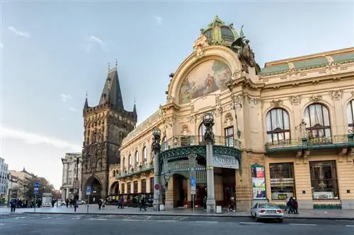 Помимо фасада в стиле модерн, в Муниципальном доме в Праге также представлены работы Альфонса Мухи.