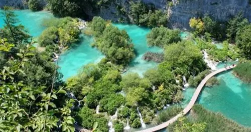 Прогулка по бирюзовому пруду в Национальном парке Плитвицкие озера, площадь которого составляет почти 30 000 га.