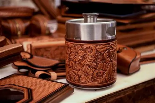 Резная кожа в King’s Saddlery