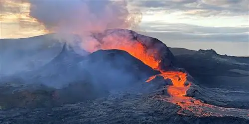 Отправляйтесь посмотреть на извергающийся вулкан в Исландии прямо сейчас