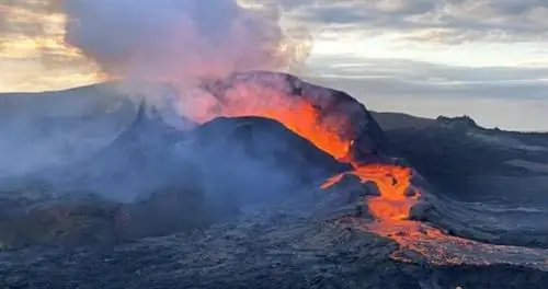 Тысячи местных жителей и путешественников, в том числе и я, отправились посмотреть на извержение вулкана Фаградальсфьялль в 2021 году. Теперь открылась новая трещина, еще большая, чем предыдущая.