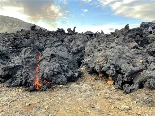 Вблизи и, к счастью, не лично: стою рядом с активным лавовым полем в Исландии, май 2021 года.
