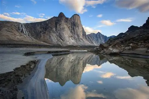 Полюбуйтесь драматической неподвижностью форм рельефа, таких как гора Тор в национальном парке Ауюиттук.