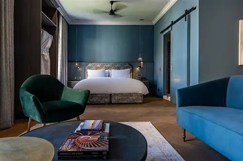 Идеально расположенный между океаном и горой, нет ничего лучше Кейптауна. Мультисенсорный опыт в истории, инновациях, кулинарии и дизайне сделал Кейптаун одним из самых желанных направлений в мире. Город-мать, выбранный во всем мире как место назначения мирового класса, занимает центральное место. Это эклектичное и уникальное сочетание отличает нас от других. От концепции до завершения основатели LABOTESSA были неотъемлемой частью дизайна и архитектуры этой исторической достопримечательности, теперь известной как отель. Они спроектировали и создали архитектурно-дизайнерский макет интерьера и выбрали все виды отделки - как твердые, так и мягкие. Своим выбором LABOTESSA демонстрирует первозданное сочетание классического европейского стиля с акцентом на утонченную, роскошную атмосферу. Расположенный в оживленном центре Кейптауна, в окружении мощеной исторической площади Церковной площади, отель LABOTESSA погружается в элементы этого района. Небольшой, но значительный участок Церковной площади находится на углу улиц Парламент и Спин, к юго-западу от собора Святого Георгия, здания парламента, ложи рабов и садов компании, окруженный множеством впечатляющих с архитектурной точки зрения зданий. Усиление гостеприимства мирового класса, расположенное на Церковной площади, LABOTESSA является катализатором искренних связей, значимых встреч и уникальных воспоминаний. За своим величественным фасадом 17-го века LABOTESSA представляет собой роскошный городской оазис, который бодрит и тело, и разум. Где бы вы ни оказались в этом грандиозном районе, из окон открывается беспрепятственный вид на площадь, Дом рабов, «Гроот Керк» (Великая церковь), Львиную голову и Столовую гору. Это историческое здание расположено среди деревьев и уединенного сада, создавая ощущение парковой зелени в самом сердце самой исторической части этого оживленного города. История, пронизанная изысканностью - опыт, который бывает раз в жизни.