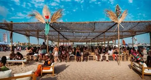 Зрители готовятся к фестивалю AfroNation на пляже Прайя-да-Роша в португальском регионе Алгарве.