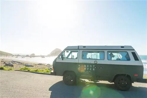 Honest Camper сдает в аренду три ретро-автомобиля Westfalia и два фургона Mercedes Sprinter.