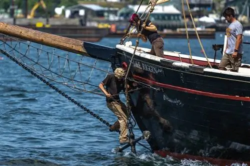 J&E Riggin, исторический винджамер из штата Мэн, участвует в гонках Great Schooner Race в 2022 году.