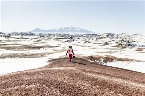 Член группы моделирования MDRS из Международного космического университета в Страсбурге выходит в пустыню Юты. В летние месяцы многие команды живут и работают на исследовательской станции Mars Desert. Железно-красный оттенок местности и суровый климат используются для имитации Марса. Каждая команда проводит эксперименты, начиная от астробиологии и анализа метеоритов и заканчивая 3D-печатью и социальной психологией.