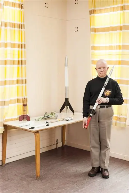 Адриан Херт, 52-летний техник из Университета Хериот-Ватт, позирует для портрета на Международной ракетной неделе, ежегодном мероприятии ракетной техники, которое проводится в Lapwing Lodge в Аришире, Шотландия.
