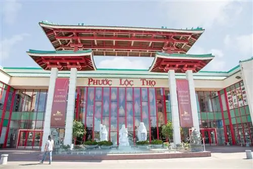 Торговый центр Asian Garden, или Phước Lộc Thọ, является одним из самых оживленных заведений в Маленьком Сайгоне с более чем 200 магазинами.