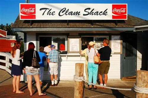 Ролл с лобстером в ресторане Clam Shack по праву упоминается каждым кулинарным писателем, проезжающим через Кеннебанкпорт.