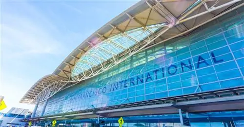 Сан-Франциско, США - 1 июня 2016 г.: Передний фасад и вход в SFO, зону разгрузки пассажиров терминала международного аэропорта Сан-Франциско с использованием техники высокого ключа. Горизонтальный