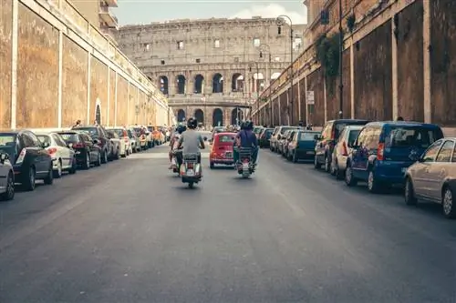 Scooteroma предлагает туры на Vespa с остановками в знаменитых кинотеатрах Рима. Scooteroma предлагает туры на Vespa с остановками в знаменитых кинотеатрах Рима.