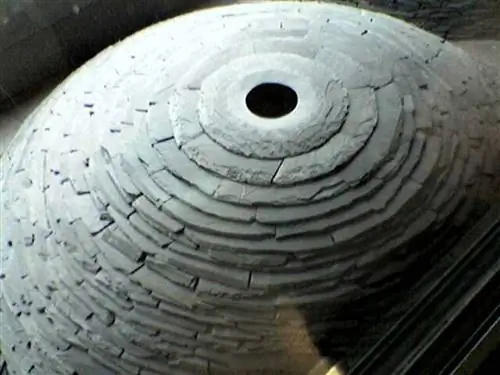 "Куполообразные формы фигур, составляющих крышу, призваны контрастировать с другими известными куполообразными зданиями в округе Колумбия.