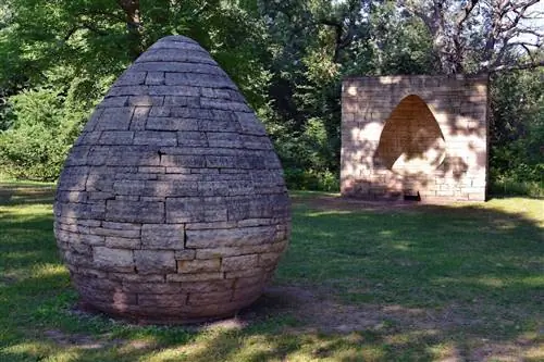 "«Три пирамиды из камней» Голдсуорси амбициозны по своим масштабам: они охватывают всю страну.