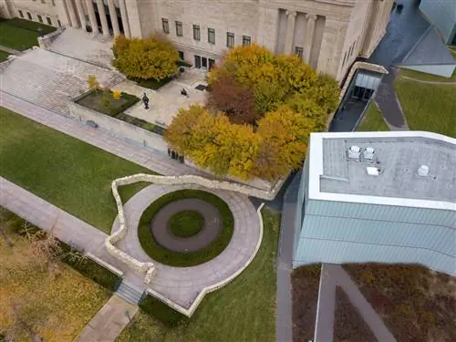 "Стена ходьбы находится в Художественном музее Нельсона-Аткинса в Канзас-Сити и является одной из последних работ художника.