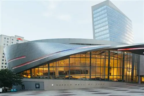 Узнайте об истории гонок NASCAR в городе, так тесно связанном со спортом.