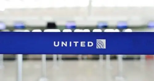 ГОНКОНГ - 3 ноября 2015 г.: зона регистрации в аэропорту Гонконга. Международный аэропорт Гонконга - главный аэропорт Гонконга. Он расположен на острове Чек Лап Кок.