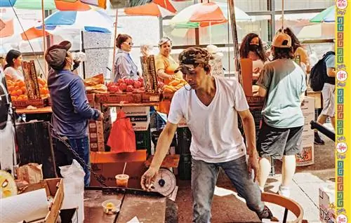 Уличные торговцы продают свежие фрукты и овощи в китайском квартале Нью-Йорка.